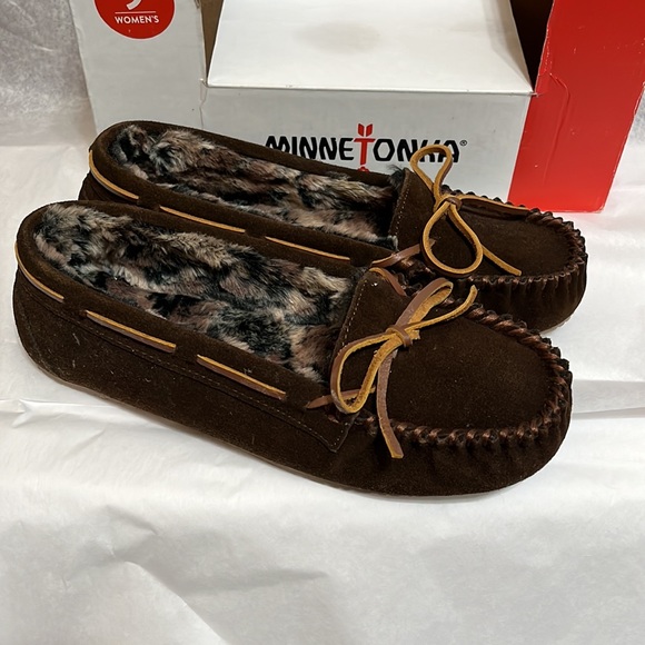 NIB Women’s Minnetonka Britt Trapper slippers Size 9 Chocolate - Picture 5 of 5